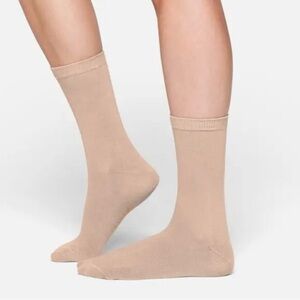 SKIMS Everyday Crew Socks In Clay Women’s Size Small
Tan Casual New In Box